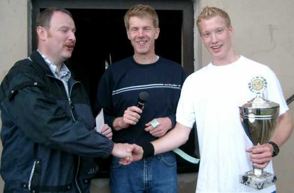 Straßenmeisterschaft 2004: v.l. Walter Schwartz (neuer Bürgermeister), TuS Vorstand Klaus Hirschinger, Matthias Hirschinger von den Gewinnern "Erf-City" Jugend
